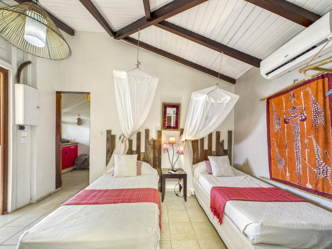 26.Location Villa piscine Deshaies Guadeloupe_Chambre 2 vue mer